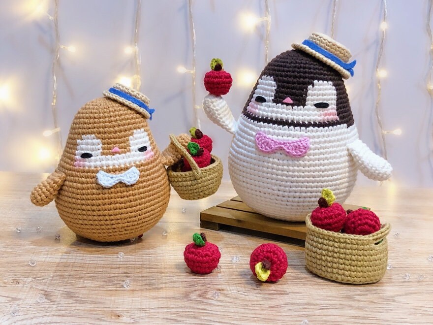 Patrón de pingüinos PePerico y PoPorico | paquete 2 en 1 | con canasta y manzanas incluidas!! | Patrón de crochet de pingüino en PDF en inglés | muñeco pingüino