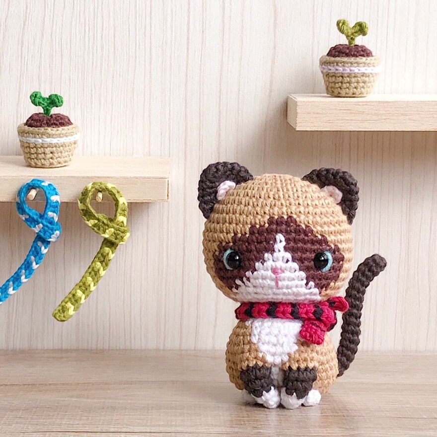 Clover, el pequeño estampado del gatito con raquetas de nieve.