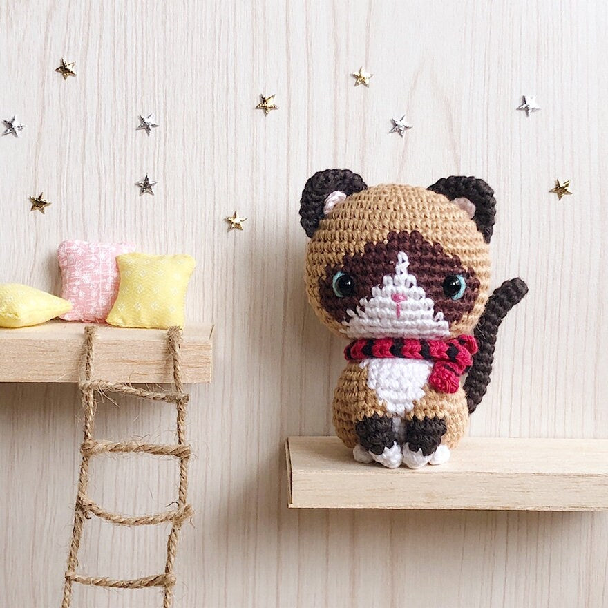 Clover, el pequeño estampado del gatito con raquetas de nieve.