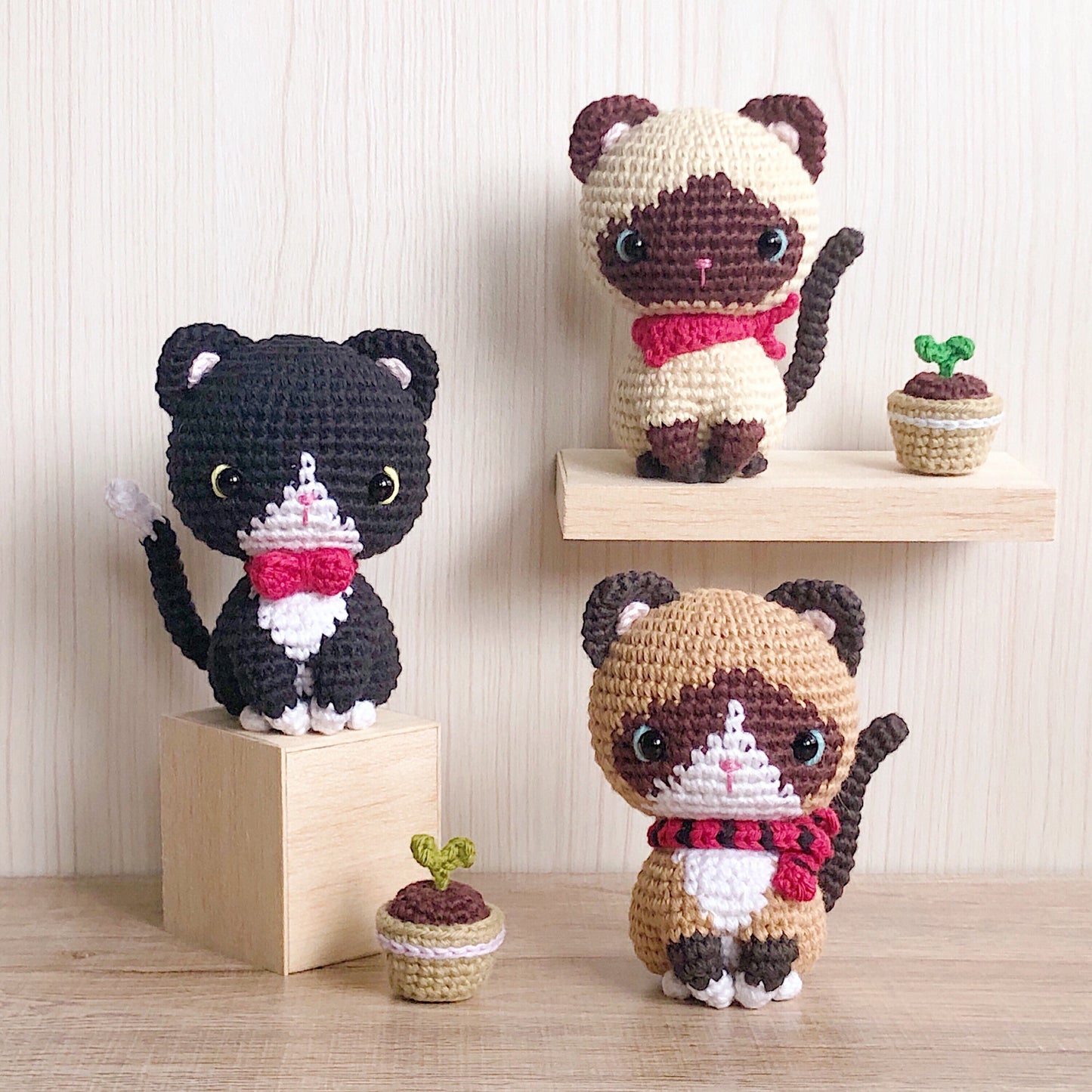 Clover, el pequeño estampado del gatito con raquetas de nieve.