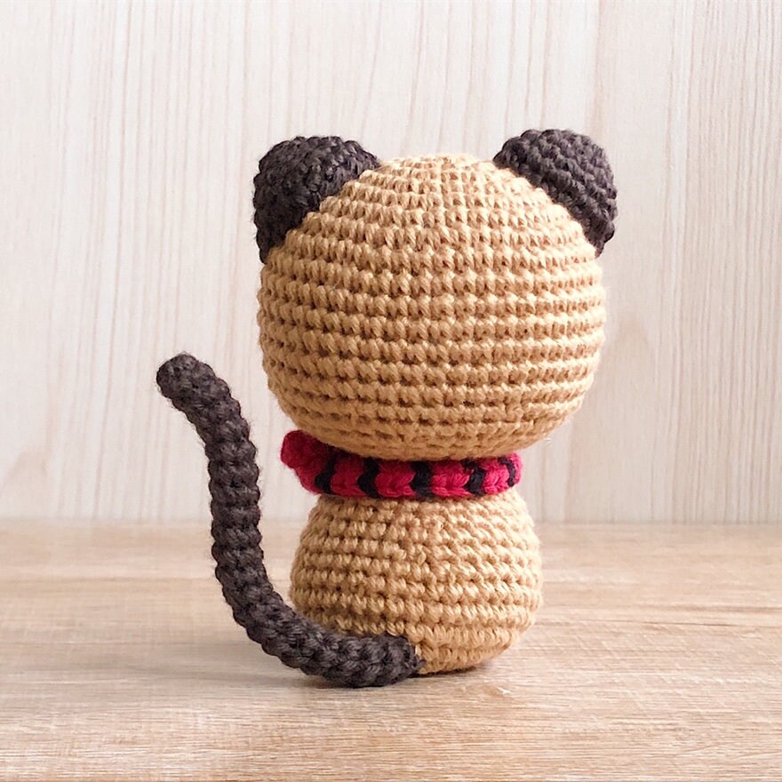 Clover, el pequeño estampado del gatito con raquetas de nieve.
