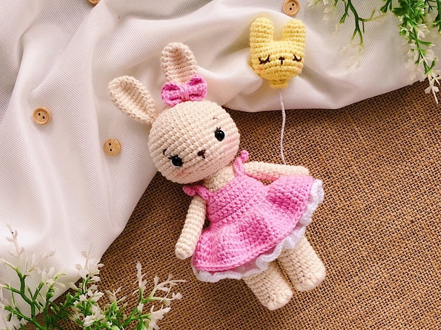 Alice, le patron au crochet du lapin bébé fille